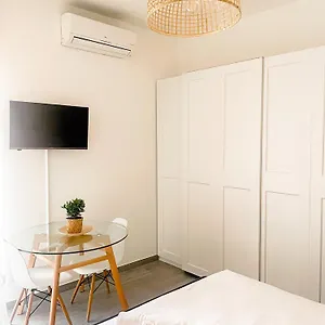 fashion-week-studio-apartment-near-navigli.italymilanhotels.net/